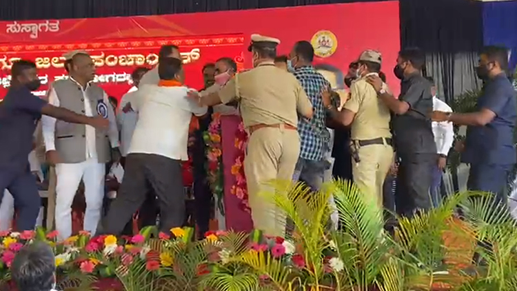 ರಾಮನಗರ: ಸಿಎಂ ಎದುರಲ್ಲೇ ಜಗಳಕ್ಕೆ ನಿಂತ ಸಚಿವ ಅಶ್ವತ್ಥನಾರಾಯಣ- ಸಂಸದ ಡಿಕೆ ಸುರೇಶ್!