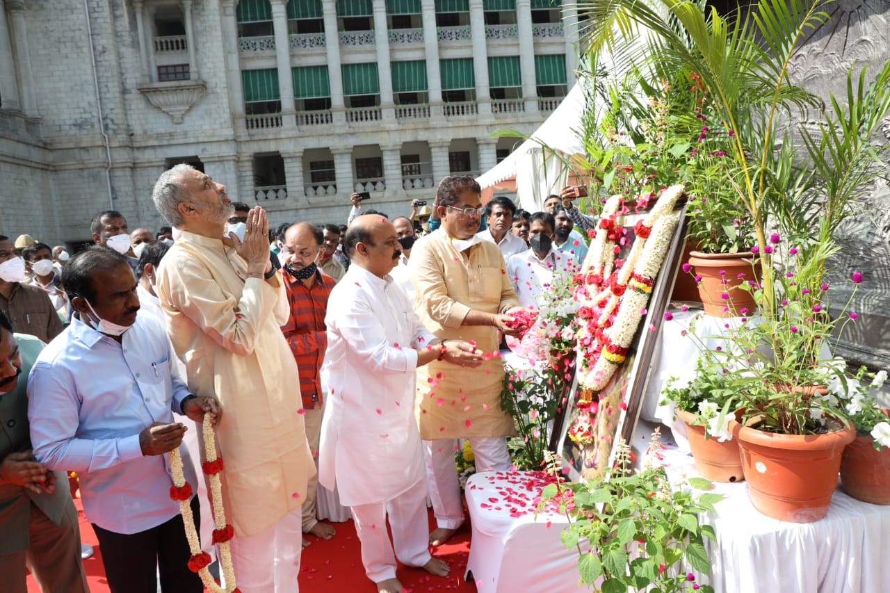 ಹುತಾತ್ಮರ ದಿನಾಚರಣೆ: ಗಾಂಧೀಜಿಯ ಪ್ರತಿಮೆಗೆ ಮಾಲಾರ್ಪಣೆ ಮಾಡಿ ಪುಷ್ಪನಮನ ಸಲ್ಲಿಸಿದ ಮುಖ್ಯಮಂತ್ರಿ ಬೊಮ್ಮಾಯಿ