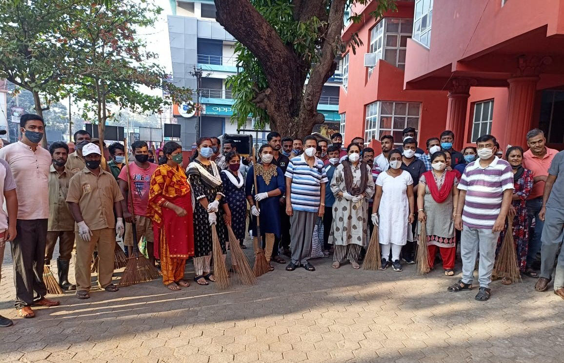 ​ಉಡುಪಿ: ನ್ಯಾಯಾಧೀಶರು, ವಕೀಲರು,ಕೋರ್ಟ್ ಸಿಬ್ಬಂದಿಯಿಂದ ಸ್ವಚ್ಛತಾ ಕಾರ್ಯಕ್ರಮ