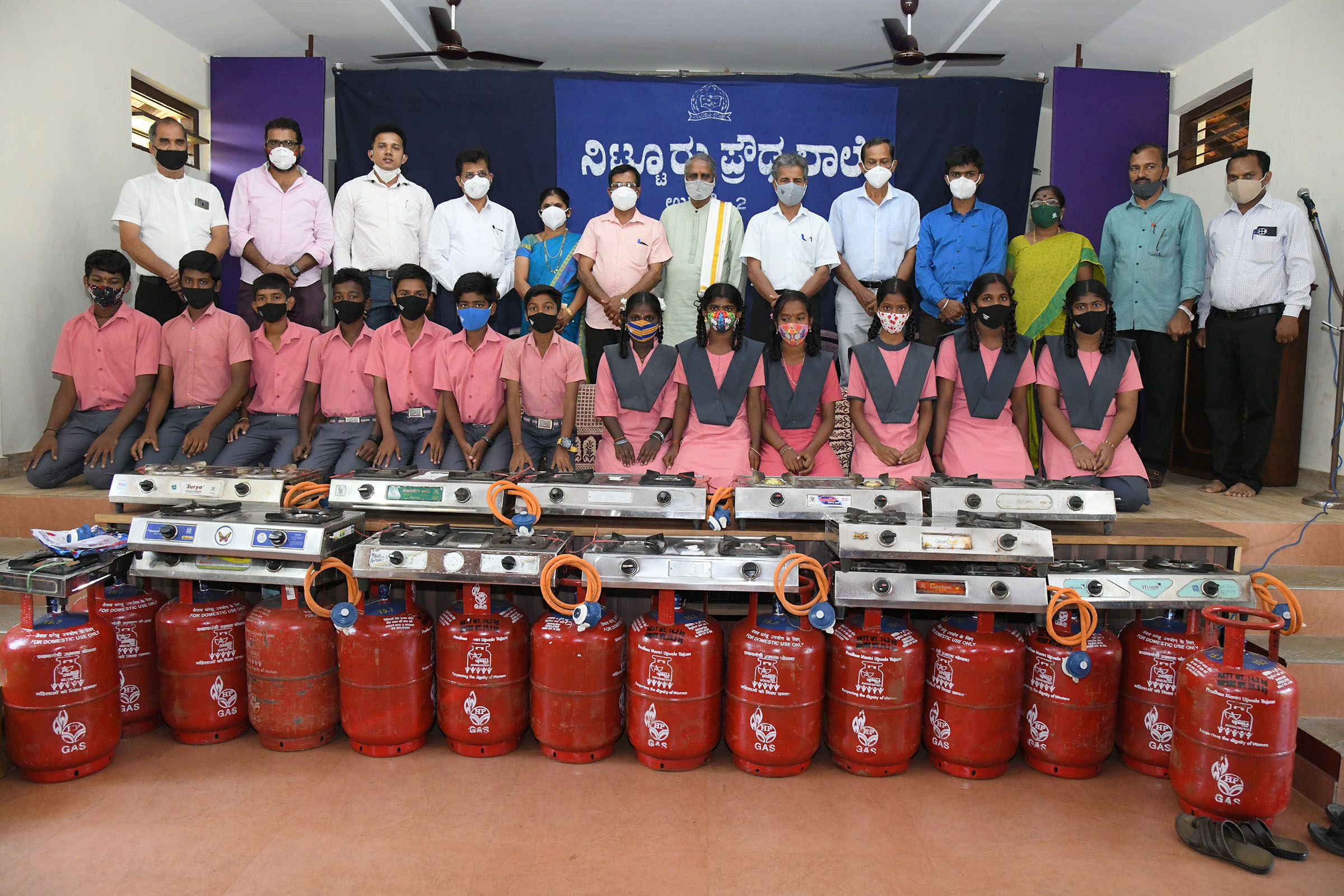 ​ನಿಟ್ಟೂರು ಪ್ರೌಢಶಾಲೆಯ 14 ವಿದ್ಯಾರ್ಥಿಗಳ ಮನೆಗೆ ಎಲ್‌ಪಿಜಿ ಕೊಡುಗೆ