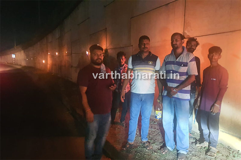 ಉಡುಪಿ ಕರಾವಳಿ ಬೈಪಾಸ್ ನಲ್ಲಿ ಉರಿಯದ ದಾರಿದೀಪ: ಪ್ರತಿದಿನ ದೊಂದಿ ಬೆಳಕು ಉರಿಸುವ ವಿನೂತನ ಪ್ರತಿಭಟನೆ