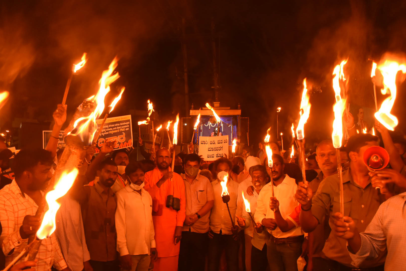 ಅಂಬೇಡ್ಕರ್ ಭಾವಚಿತ್ರಕ್ಕೆ ಅವಮಾನ ಖಂಡಿಸಿ ಮೈಸೂರಿನಲ್ಲಿ ಪಂಜಿನ ಮೆರವಣಿಗೆ