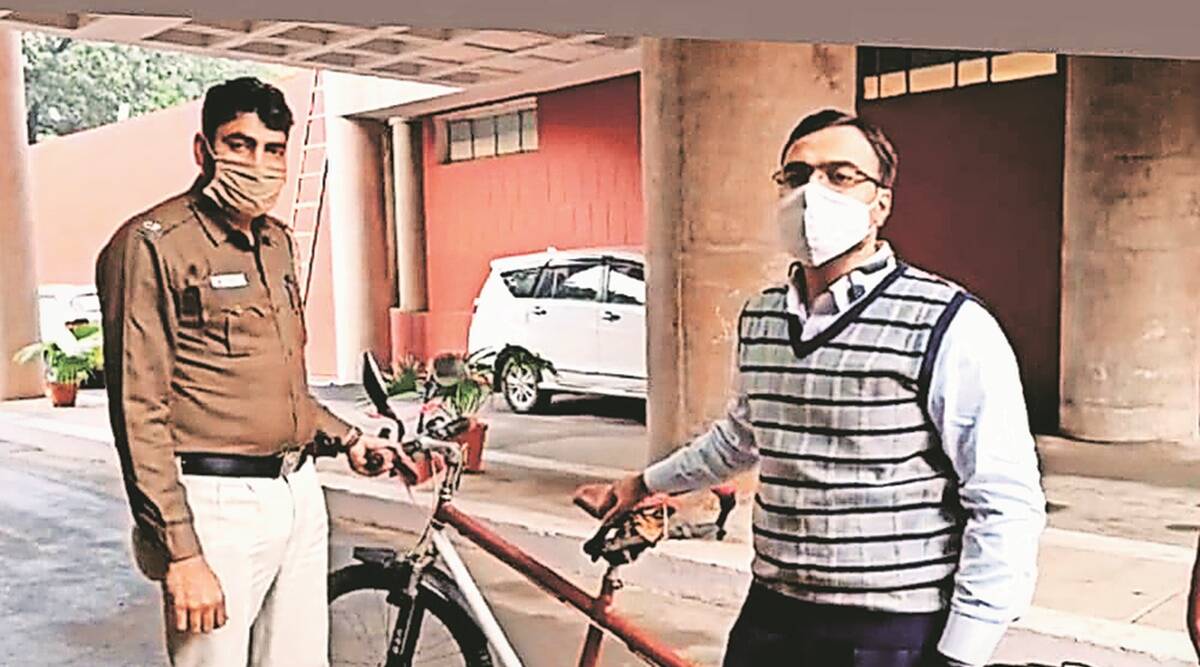 ದೃಷ್ಟಿ ದೋಷವಿದ್ದರೂ ಪ್ರತಿ ದಿನ ಸೈಕಲ್ ತುಳಿದು ಕರ್ತವ್ಯಕ್ಕೆ ಹಾಜರಾಗುತ್ತಿರುವ ಚಂಡೀಗಢದ ಐಎಎಸ್ ಅಧಿಕಾರಿ