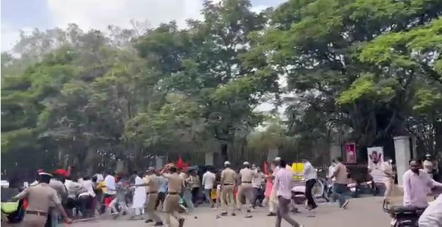 ಬೆಂಗಳೂರು ವಿವಿ ಎದುರು ಧರಣಿ ನಡೆಸಿದ ಎಬಿವಿಪಿ ಕಾರ್ಯಕರ್ತರ ಮೇಲೆ ಲಾಠಿಚಾರ್ಜ್