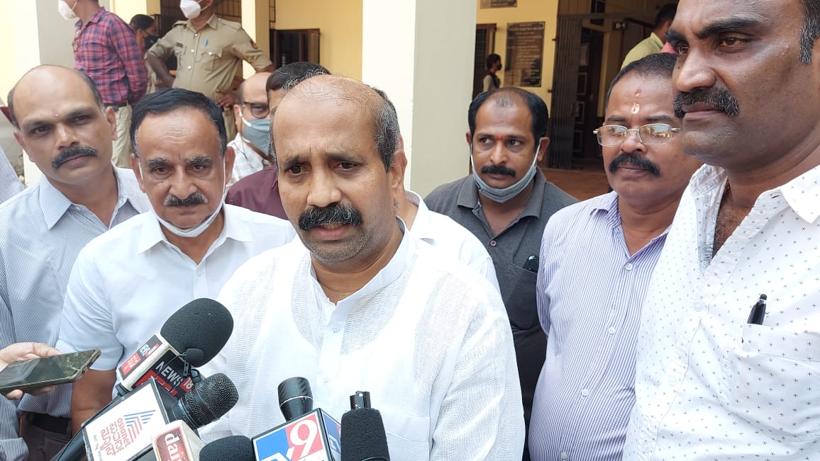 ಹಿಜಾಬ್ ಹಾಕದೆ ಬರಲು ಸಿದ್ಧವಿಲ್ಲ ಎಂದಾದರೆ ಕಾಲೇಜು ಕಂಪೌಂಡ್ ಒಳಗೆ ಬರಬೇಡಿ : ಶಾಸಕ ರಘುಪತಿ ಭಟ್