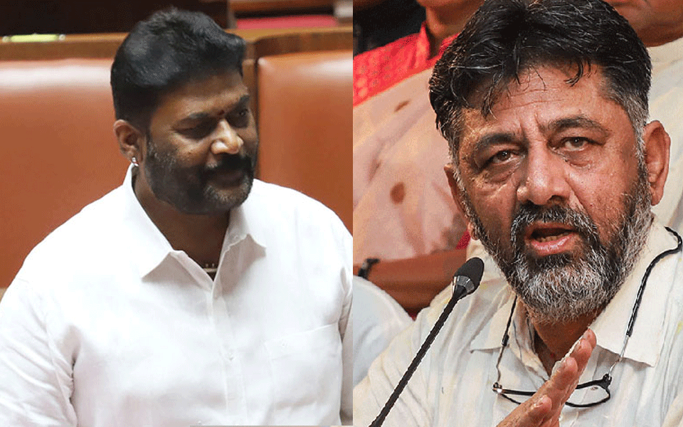 ರಾಜಕೀಯ ವಲಯದಲ್ಲಿ ಕುತೂಹಲ ಮೂಡಿಸಿದ ಡಿ.ಕೆ ಶಿವಕುಮಾರ್- ಸಚಿವ ಆನಂದ್ ಸಿಂಗ್ ಭೇಟಿ