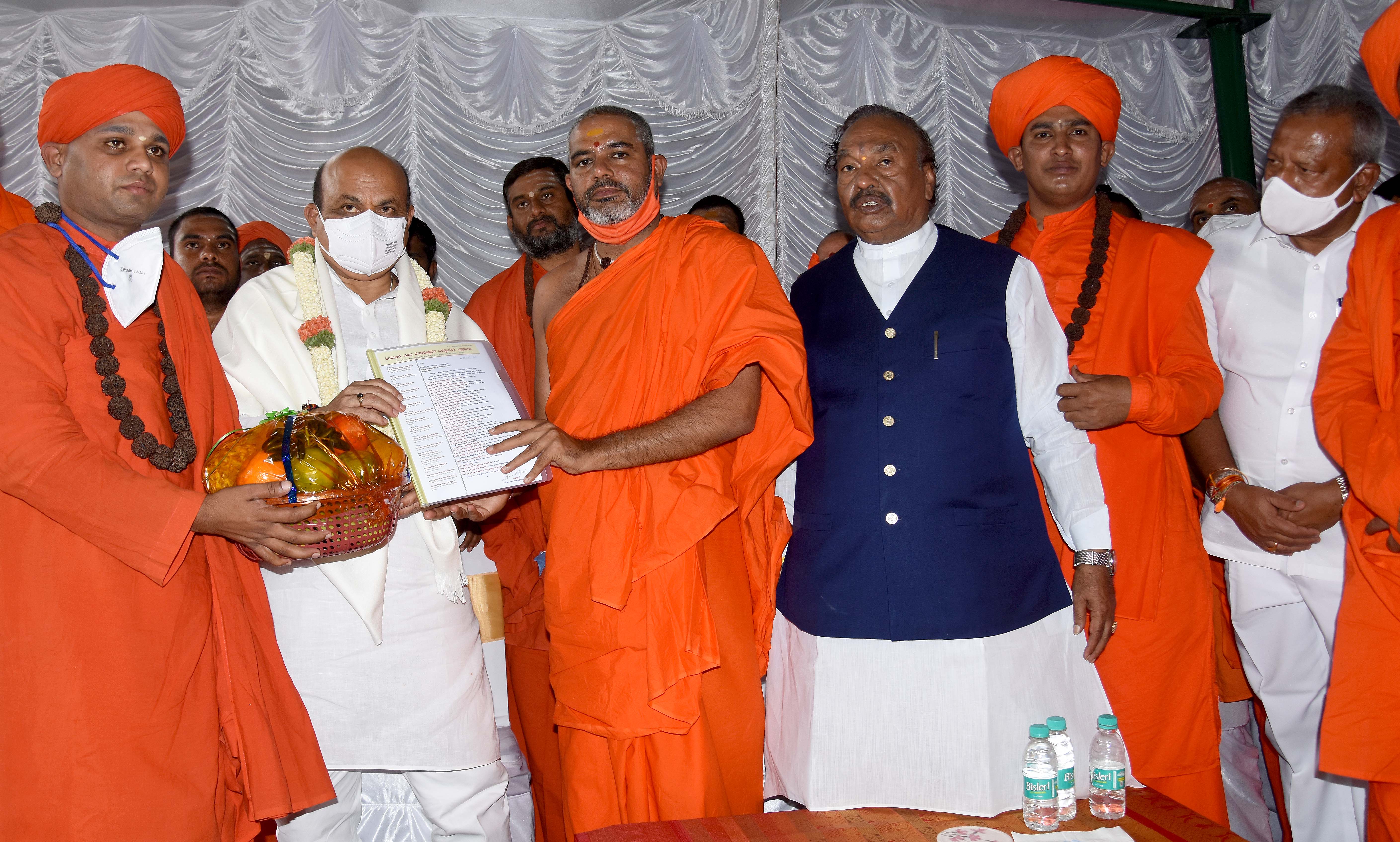 ದಲಿತ, ಹಿಂದುಳಿದ ಮಠಗಳಿಗೆ ಭೂಮಿ, ಅನುದಾನ ಕೋರಿ ಮುಖ್ಯಮಂತ್ರಿ ಬೊಮ್ಮಾಯಿಗೆ ಮಠಾಧೀಶರ ಮನವಿ