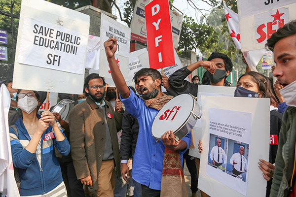 ದಿಲ್ಲಿ: ಕಾಲೇಜ್‌ ಕ್ಯಾಂಪಸ್‌ ನೊಳಗೆ ʼಗೋಕೇಂದ್ರ ನಿರ್ಮಾಣʼ ವಿರೋಧಿಸಿ ವಿದ್ಯಾರ್ಥಿಗಳ ಪ್ರತಿಭಟನೆ