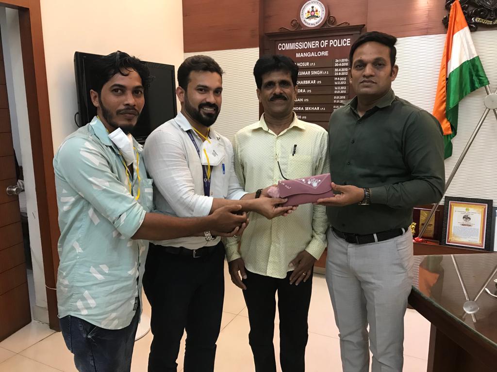 ದಾಖಲೆಗಳಿದ್ದ ಪರ್ಸ್ ಪೊಲೀಸ್ ಆಯುಕ್ತರಿಗೆ ಒಪ್ಪಿಸಿದ ಅಧಿಕಾರಿಗಳು