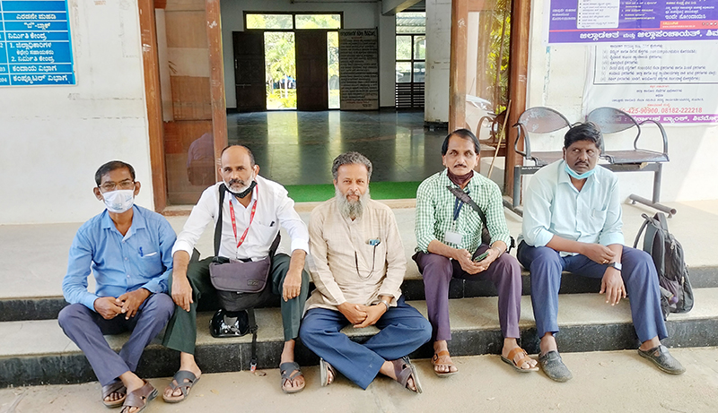 ಶಿವಮೊಗ್ಗ: ಕುಡಿಯುವ ನೀರಿಗೆ ಆಗ್ರಹಿಸಿ ಜಿಲ್ಲಾಧಿಕಾರಿ ಕಚೇರಿ ಮುಂದೆ ಧರಣಿ ನಡೆಸಿದ ಪತ್ರಿಕಾ ಛಾಯಾಗ್ರಾಹಕರು