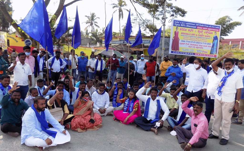 ಜಾತಿನಿಂದನೆ ಆರೋಪ: ತರೀಕೆರೆ ಎಸಿಎಫ್ ರತ್ನಾಪ್ರಭಾ ಬಂಧನ, ಅಮಾನತಿಗೆ ಆಗ್ರಹಿಸಿ ಧರಣಿ