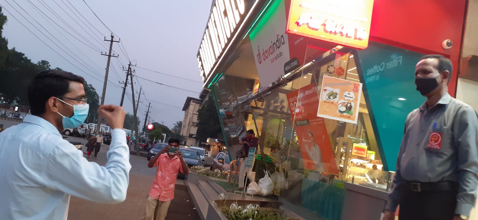 ‘ಗ್ರಾಹಕರೂ ಕೋವಿಡ್ ಮಾರ್ಗಸೂಚಿ ಪಾಲಿಸುವಂತೆ ಎಚ್ಚರವಹಿಸಿ’