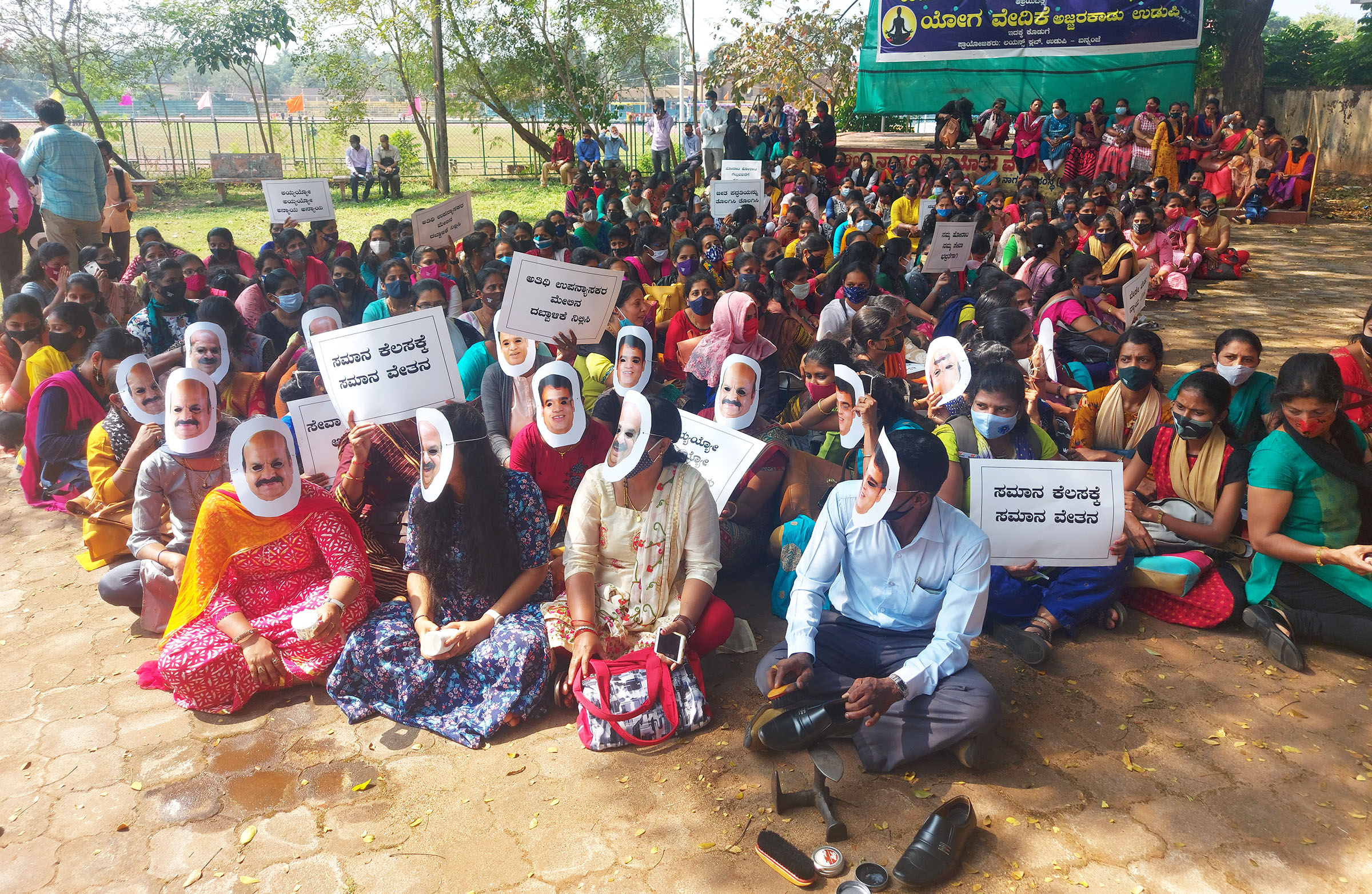 ಉಡುಪಿ: ಶೂ ಪಾಲಿಶ್, ಟೀ ಮಾರಾಟ ಮಾಡಿದ ಅತಿಥಿ ಉಪನ್ಯಾಸಕರು !