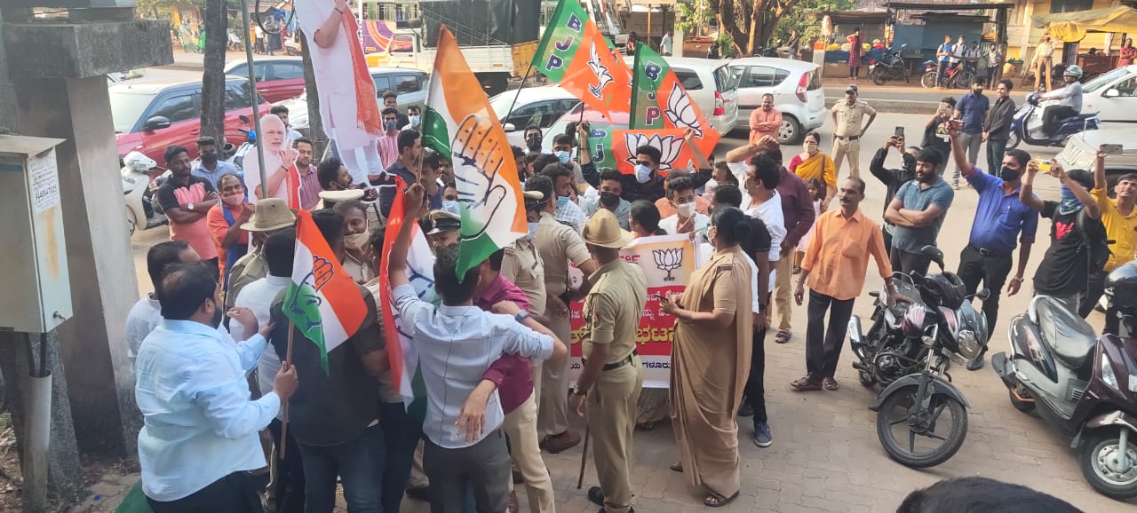 ಮಂಗಳೂರು; ಪ್ರಧಾನಿ ಮೋದಿ ಪಂಜಾಬ್ ಭೇಟಿ ವೇಳೆ ಭದ್ರತಾ ವೈಫಲ್ಯ; ಕಾಂಗ್ರೆಸ್ ಕಚೇರಿ ಎದುರು ಬಿಜೆಪಿ ಪ್ರತಿಭಟನೆ