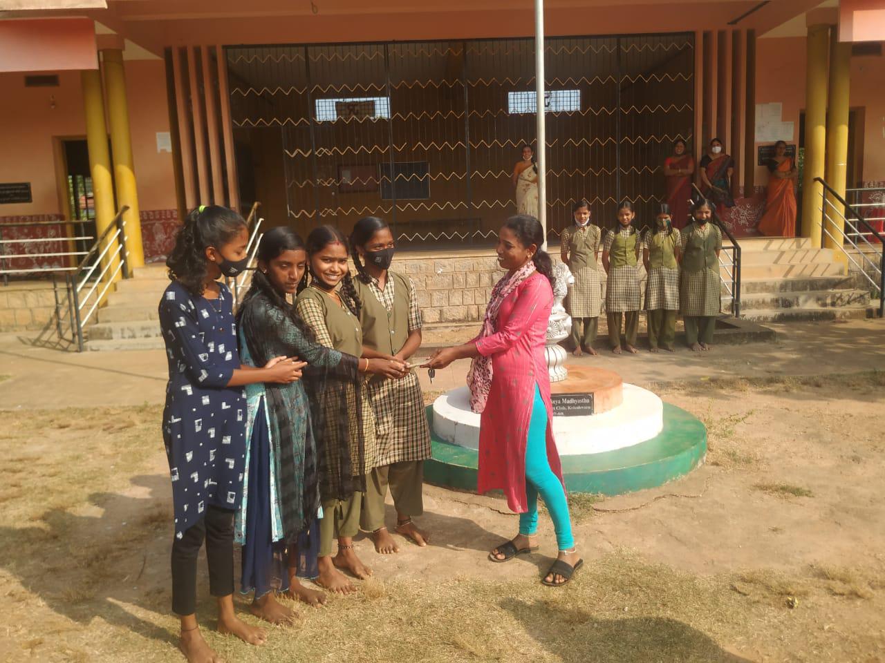 ಕುಂದಾಪುರ: ದಾರಿಯಲ್ಲಿ ಸಿಕ್ಕಿದ 10 ಸಾವಿರ ರೂ. ವಾರಸುದಾರರಿಗೆ ಮರಳಿಸಿದ ವಿದ್ಯಾರ್ಥಿನಿಯರು