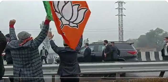 ಅಪಾಯಕಾರಿ ಸ್ವರೂಪದಲ್ಲಿ ಪ್ರಧಾನಿ ಕಾರಿನ ಬಳಿ ನೆರೆದಿದ್ದ ಬಿಜೆಪಿ ಕಾರ್ಯಕರ್ತರು: ವೀಡಿಯೊ ವೈರಲ್