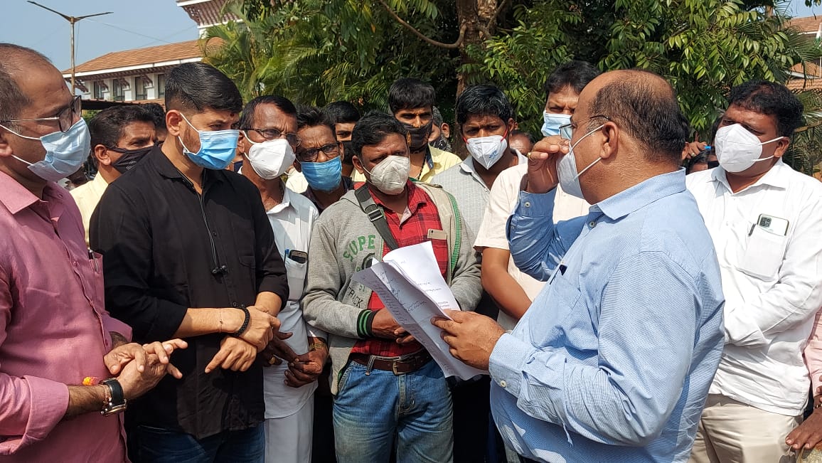 ‘ಬೀದಿಪಾಲು ಮಾಡಿದರೆ ಉಡುಪಿ ಡಿಸಿ ಕಚೇರಿ ಎದುರೇ ವಿಷ ಸೇವಿಸುತ್ತೇವೆ’