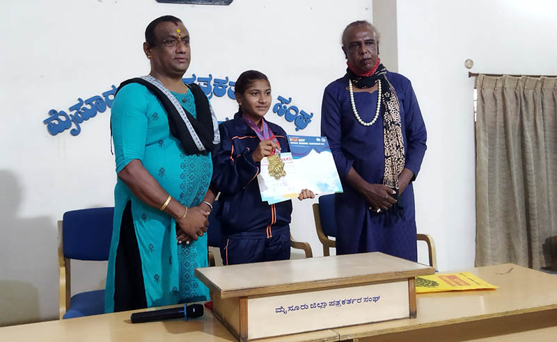 ಮೊಮ್ಮಗಳ ಕಿಕ್ ಬಾಕ್ಸಿಂಗ್‍ ಸ್ಪರ್ಧೆಗೆ ಬೆನ್ನೆಲುಬಾಗಿ ನಿಂತ ತೃತೀಯಲಿಂಗಿ