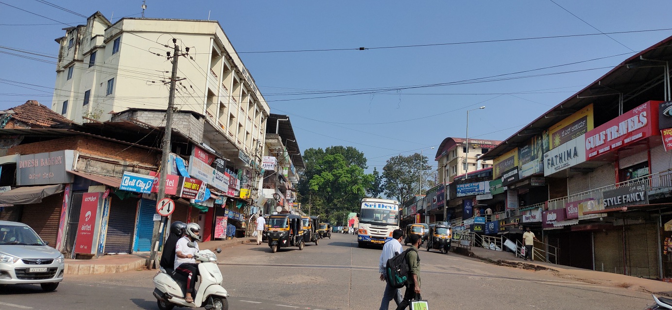 ವಾರಾಂತ್ಯ ಕರ್ಫ್ಯೂ : ಪುತ್ತೂರು ನಗರ ಸ್ಥಬ್ದ, ವಿರಳ ಜನಸಂಖ್ಯಾ ಓಡಾಟ