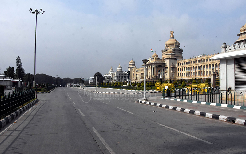 ರಾಜ್ಯದಲ್ಲಿ ವಾರಾಂತ್ಯ ಕರ್ಫ್ಯೂ: ವಾಹನ- ಜನಸಂಚಾರ ವಿರಳ