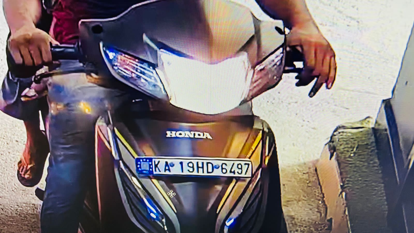 ಮಂಗಳೂರು: ಪೊಲೀಸ್ ಠಾಣೆಯಲ್ಲಿರುವ ವಾಹನದ ನಂಬರ್ ಹಾಕಿಸಿಕೊಂಡು ಕಳವು