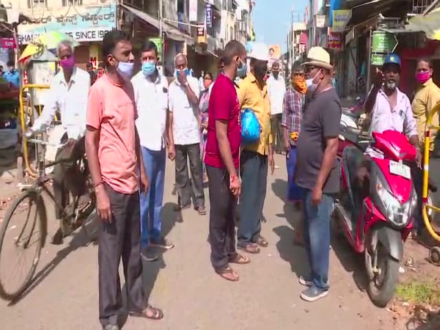 ಶಿವಮೊಗ್ಗ: ದಂಡ ವಿಧಿಸಲು ಬಂದ ಅಧಿಕಾರಿಗಳಿಗೆ ಜನರಿಂದ ತರಾಟೆ