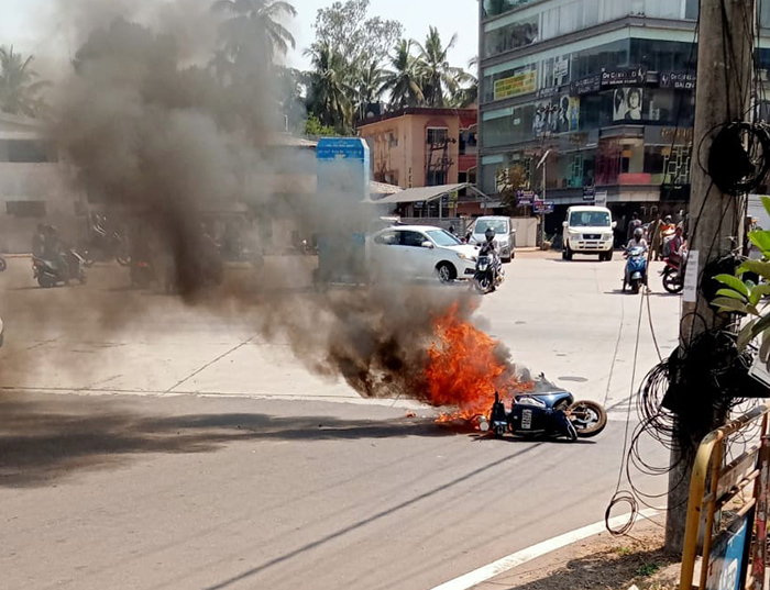 ಮಣಿಪಾಲ: ಹೊತ್ತಿ ಉರಿದ ಅಪಘಾತಕ್ಕೀಡಾದ ಸ್ಕೂಟರ್‌