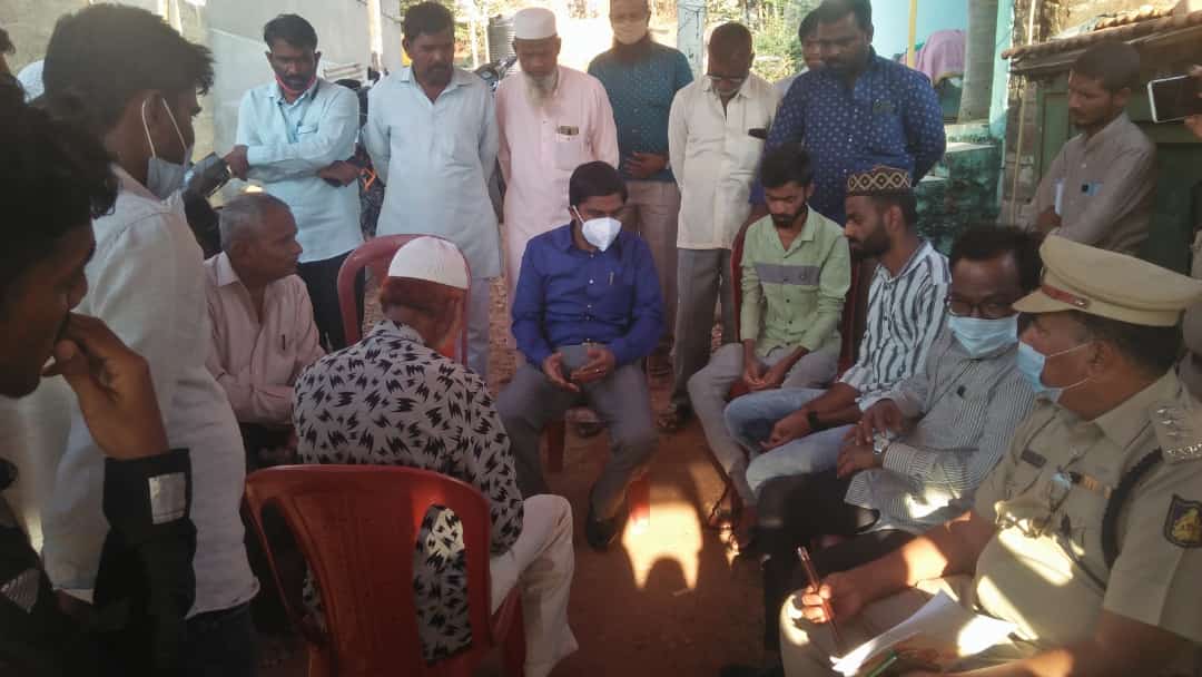 ನರಗುಂದದಲ್ಲಿ ಯುವಕನ ಹತ್ಯೆ ಪ್ರಕರಣ: ಸಮೀರ್ ಶಹಾಪುರ ಮನೆಗೆ ಜಿಲ್ಲಾಧಿಕಾರಿ ಭೇಟಿ