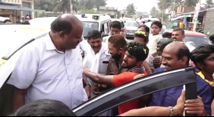 ವಿಡಿಯೋ ನೋಡಿ...: ಕುಮಾರಸ್ವಾಮಿ ಎದುರೇ ಶಾಸಕ ಸುರೇಶ್‍ಗೌಡಗೆ ಗ್ರಾಮಸ್ಥರ ತರಾಟೆ