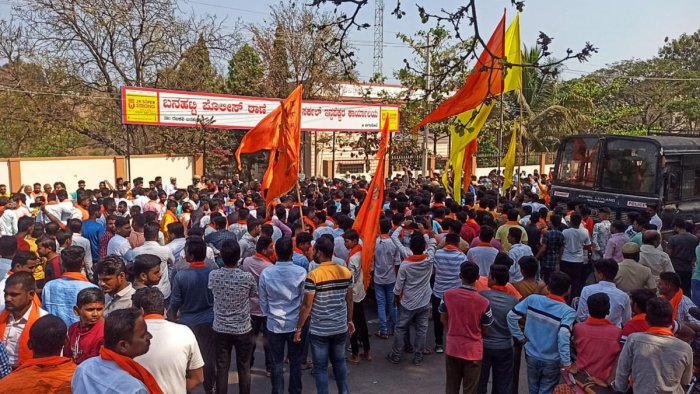 ಹಿಜಾಬ್- ಕೇಸರಿ ಶಾಲು ಪ್ರತಿಭಟನೆ ವೇಳೆ ಉಪನ್ಯಾಸಕನ ಮೇಲೆ ಹಲ್ಲೆ: ಇಬ್ಬರ ಬಂಧನ