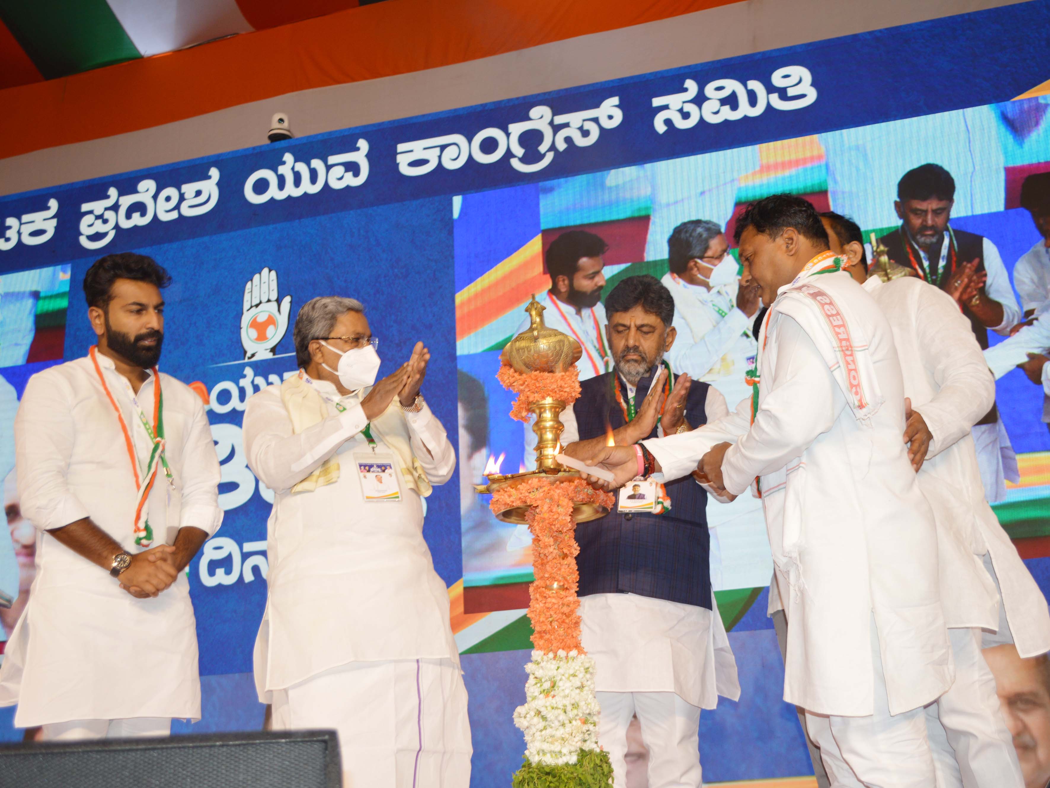 ಬಿಜೆಪಿಯವರು ವಿದ್ಯಾರ್ಥಿಗಳ ತಲೆಯಲ್ಲಿ ವಿಷಬೀಜ ಬಿತ್ತುತ್ತಿದ್ದಾರೆ: ಡಿ.ಕೆ.ಶಿವಕುಮಾರ್