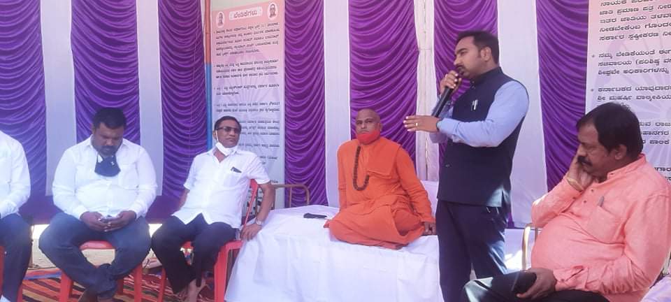 ಎಸ್ಟಿ ಮೀಸಲಾತಿ ಹೆಚ್ಚಳಕ್ಕೆ ಆಗ್ರಹಿಸಿ ವಾಲ್ಮೀಕಿ ಸ್ವಾಮೀಜಿಯಿಂದ ಅಹೋರಾತ್ರಿ ಧರಣಿ ಸತ್ಯಾಗ್ರಹ