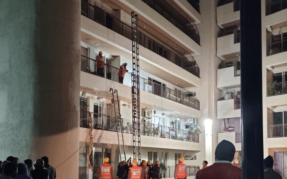 ಮೇಲ್ಛಾವಣಿ ಕುಸಿತ: ಅವಶೇಷದಡಿ ಹಲವರು ಸಿಲುಕಿರುವ ಶಂಕೆ