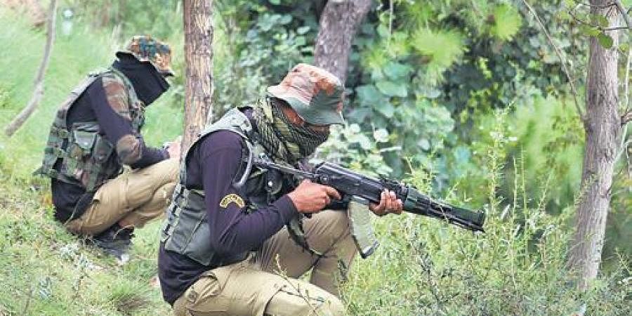 ಭಯೋತ್ಪಾದಕರಿಂದ ಗ್ರೆನೇಡ್ ದಾಳಿ: ಓರ್ವ ಪೊಲೀಸ್‌ ಮೃತ್ಯು, ನಾಲ್ವರಿಗೆ ಗಾಯ