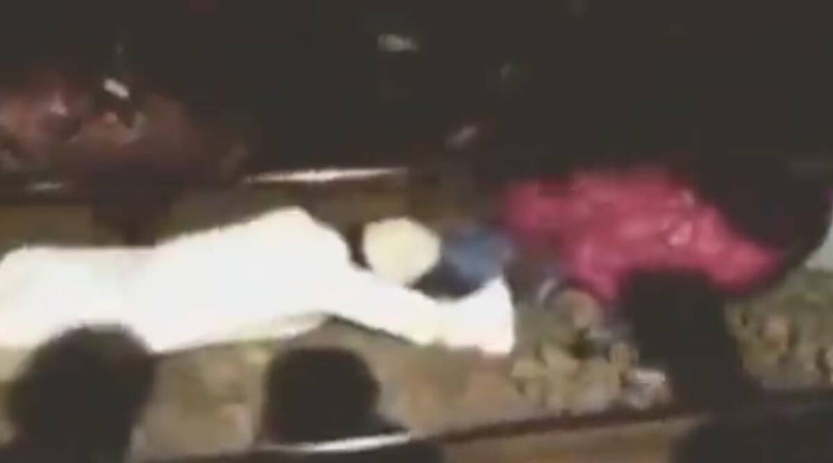 ಚಲಿಸುವ ರೈಲಿನ ಮುಂದೆ ಜಿಗಿದು ಹಳಿಯಲ್ಲಿ ಬಿದ್ದಿದ್ದ ಯುವತಿಯನ್ನು ರಕ್ಷಿಸಿದ ಮುಹಮ್ಮದ್‌ ಮೆಹಬೂಬ್‌ !