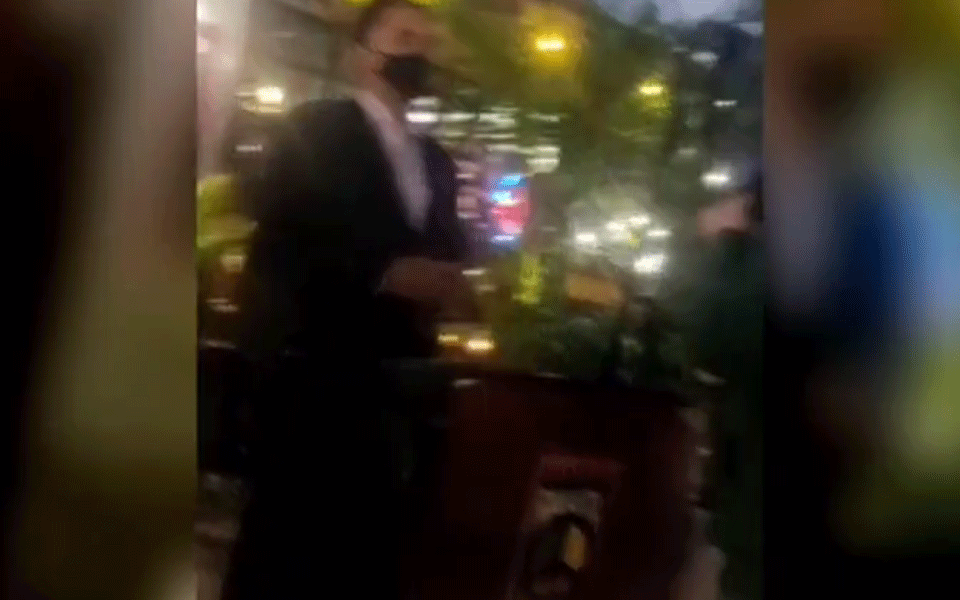 ಗಾಲಿ ಕುರ್ಚಿಗೆ ಪ್ರವೇಶವಿಲ್ಲ ಎಂದು ʼವಿಕಲಚೇತನʼ ಮಹಿಳೆಯನ್ನು ತಡೆದ ರೆಸ್ಟಾರೆಂಟ್‌ ಸಿಬ್ಬಂದಿ; ಮಾಲಕರು ಹೇಳಿದ್ದೇನು?