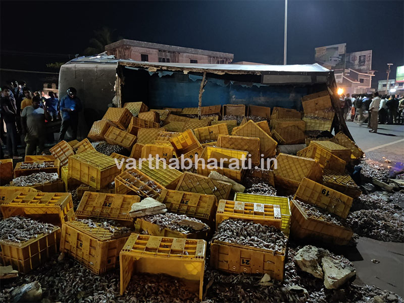 ಮುಕ್ಕ: ಮೀನು ಸಾಗಾಟದ ಲಾರಿ ಪಲ್ಟಿ; ಸಂಚಾರ ಅಸ್ತವ್ಯಸ್ತ