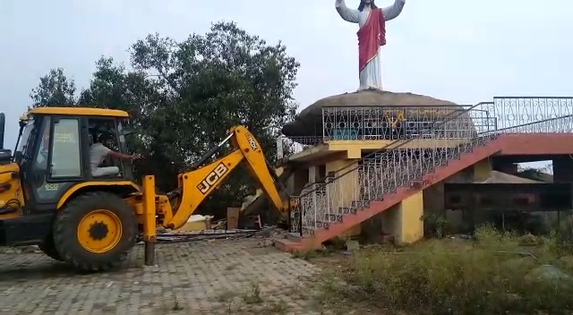 ಮುಳಬಾಗಿಲು: ವಿರೋಧದ ನಡುವೆ ಯೇಸು ಕ್ರಿಸ್ತನ ಪ್ರತಿಮೆ ತೆರವು