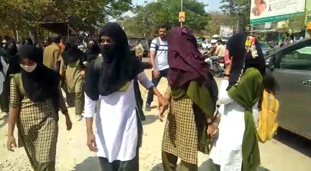 ಹಿಜಾಬ್ ಧರಿಸಿ ಬಂದಿದ್ದ ವಿದ್ಯಾರ್ಥಿನಿಯರಿಗೆ ಪ್ರವೇಶ ನಿಷೇಧ: ಪರೀಕ್ಷೆ ಬರೆಯದೆ ವಾಪಸ್ ತೆರಳಿದ 13 ವಿದ್ಯಾರ್ಥಿನಿಯರು