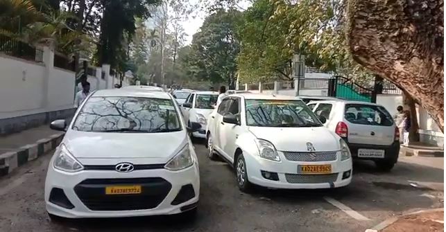 ಬೆಂಗಳೂರು: ಸಾರಿಗೆ ಸಚಿವರ ಮನೆಯೆದುರು ನೂರಾರು ಕಾರು ನಿಲ್ಲಿಸಿ ಕ್ಯಾಬ್ ಚಾಲಕರಿಂದ ಧರಣಿ