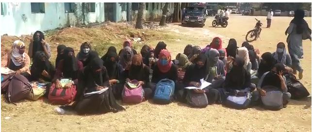 ಬೇಲೂರು: ಹಿಜಾಬ್‍ ಧರಿಸಿದ್ದಕ್ಕೆ ಪ್ರವೇಶ ನಿರಾಕರಣೆ, ಶಾಲೆಯ ಮುಂಭಾಗದಲ್ಲಿ ವಿದ್ಯಾರ್ಥಿನಿಯರಿಂದ ಧರಣಿ