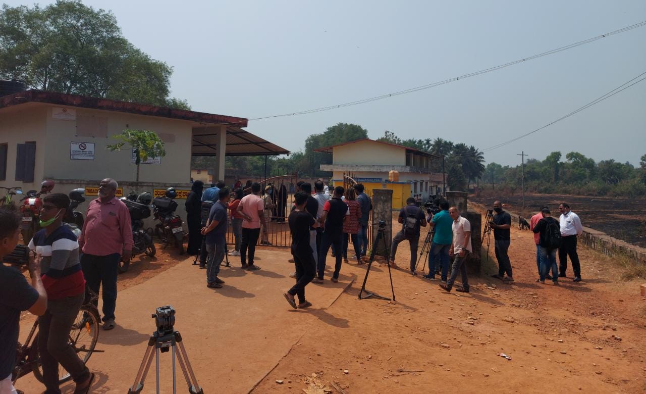 ಕಾಪು: ಮಲ್ಲಾರು ಪರ್ಕೀಣಕಟ್ಟೆ ಉರ್ದು ಶಾಲೆಯಲ್ಲಿ ಹಿಜಾಬ್ ಹಾಕಿಕೊಂಡು ಬಂದ ಮಕ್ಕಳಿಗೆ ತರಗತಿ ಪ್ರವೇಶ ನಿರಾಕರಣೆ