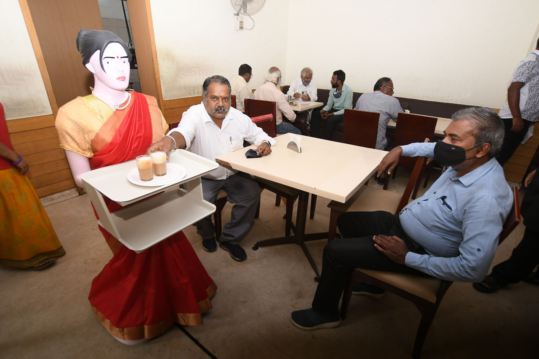 ವಿಡಿಯೋ ನೋಡಿ: ಮೈಸೂರಿನ ಹೊಟೇಲ್‌ನಲ್ಲೊಂದು ರೊಬೊಟ್‌ ಸಪ್ಲೈಯರ್‌ !