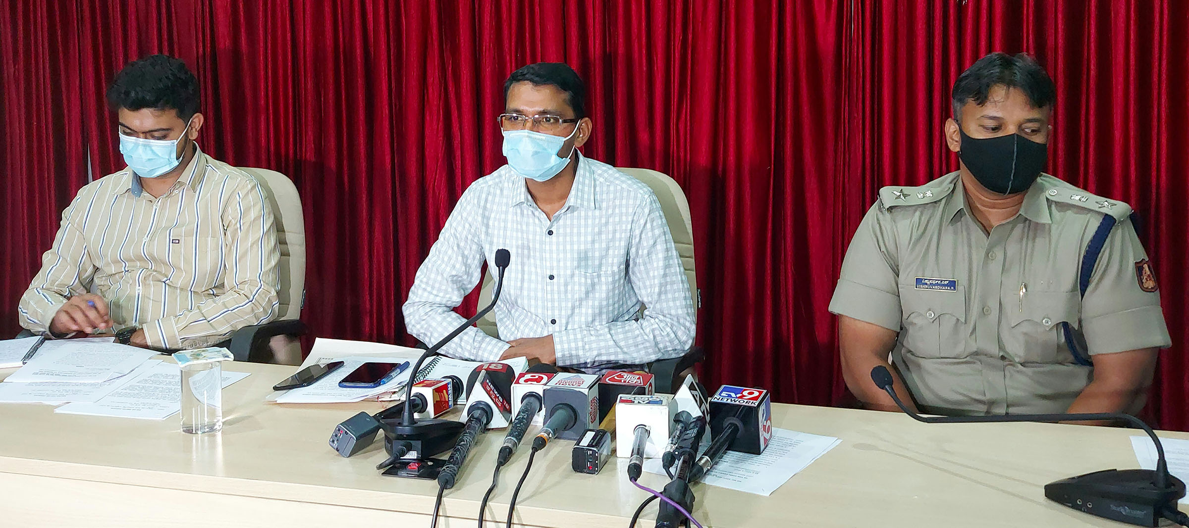 ಅಭಿವೃದ್ಧಿ ಕಮಿಟಿ ಸಮವಸ್ತ್ರ ಕಡ್ಡಾಯಗೊಳಿಸಿರುವ ಕಾಲೇಜಿಗಳಿಗೆ ಹೈಕೋರ್ಟ್ ಆದೇಶ ಅನ್ವಯ: ಉಡುಪಿ ಡಿಸಿ ಅಭಿವೃದ್ಧಿ ಕಮಿಟಿ ಸಮವಸ್ತ್ರ ಕಡ್ಡಾಯಗೊಳಿಸಿರುವ ಕಾಲೇಜಿಗಳಿಗೆ ಹೈಕೋರ್ಟ್ ಆದೇಶ ಅನ್ವಯ: ಉಡುಪಿ ಡಿಸಿ