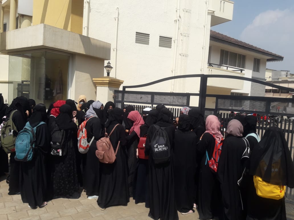 ಚಿಕ್ಕಮಗಳೂರು: ಎರಡು ಖಾಸಗಿ ಕಾಲೇಜುಗಳಲ್ಲಿ ಹಿಜಾಬ್ ಧರಿಸಿದ ವಿದ್ಯಾರ್ಥಿನಿಯರಿಗೆ ನಿರ್ಬಂಧ