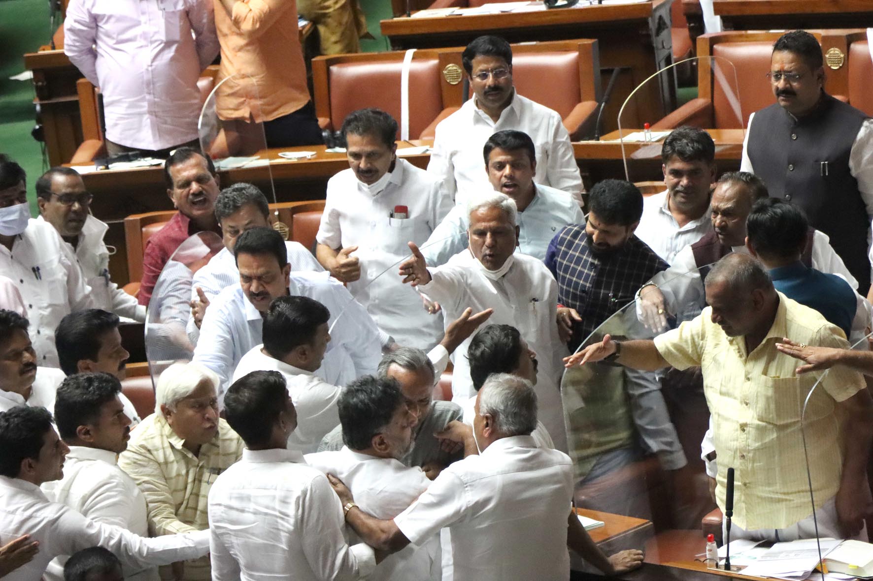 ಕೈ-ಕೈ ಮಿಲಾಯಿಸುವ ಹಂತಕ್ಕೆ ತಲುಪಿದ ಸಚಿವ ಈಶ್ವರಪ್ಪ- ಡಿ.ಕೆ ಶಿವಕುಮಾರ್ ವಾಕ್ಸಮರ