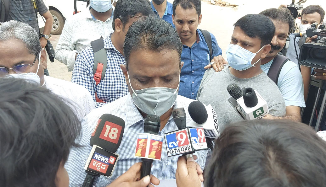 ಹೈಕೋರ್ಟ್ ಮಧ್ಯಂತರ ಆದೇಶದ ಗೊಂದಲ; ಮಾಧ್ಯಮದ ಪ್ರಶ್ನೆಗಳಿಗೆ ಉತ್ತರಿಸಲು ತಡಕಾಡಿದ ಪ್ರಾಂಶುಪಾಲರು !