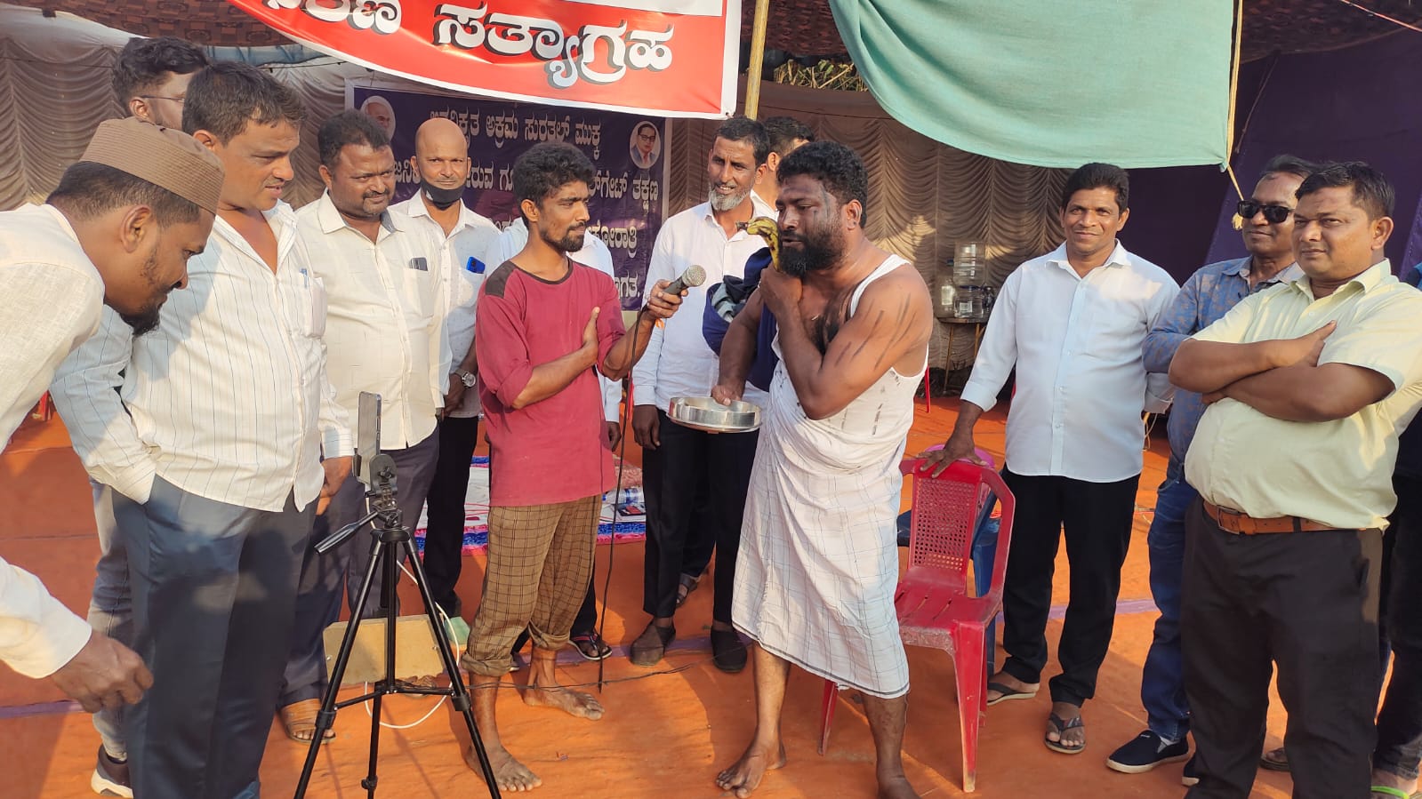 ಸುರತ್ಕಲ್ ಟೋಲ್‌ಗೇಟ್ ವಿರುದ್ಧದ ಧರಣಿ ಮುಂದುವರಿಕೆ; ಹೆದ್ದಾರಿ ಗುತ್ತಿಗೆದಾರರಿಗಾಗಿ ಭಿಕ್ಷೆ ಬೇಡಿ ನಿಧಿ ಸಂಗ್ರಹ