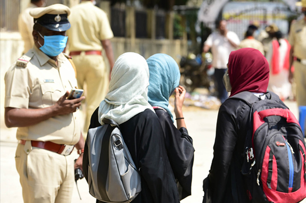 ಹಿಜಾಬ್ ವಿಚಾರ: ಪ್ರತಿಭಟನಾನಿರತ 15 ಮಂದಿ ಕಾಲೇಜು ವಿದ್ಯಾರ್ಥಿನಿಯರ ವಿರುದ್ಧ ಎಫ್‌ಐಆರ್