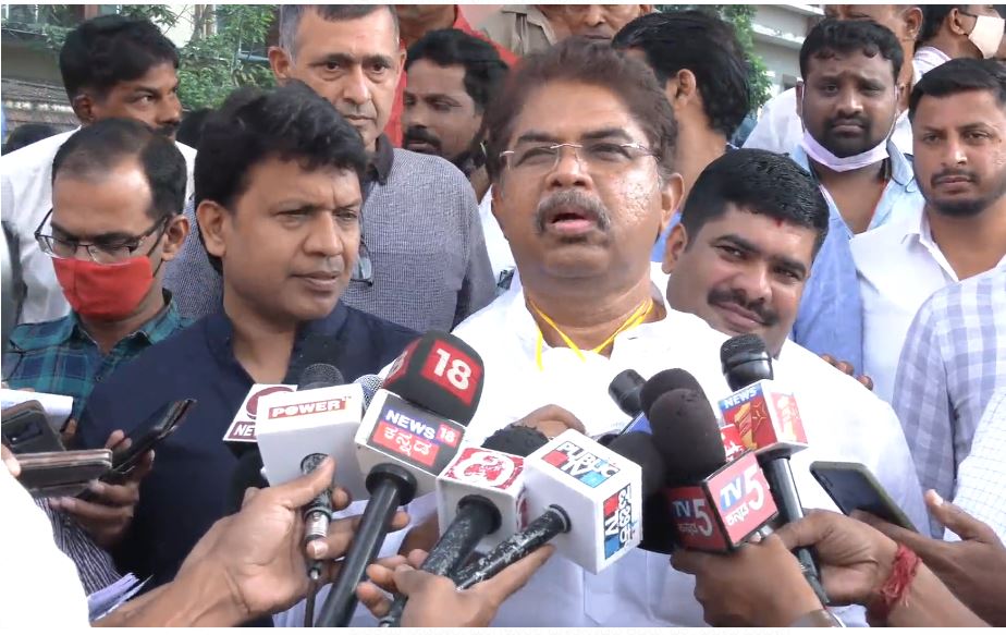 ಕಾಂಗ್ರೆಸ್ ನದ್ದು ಊರಿಗೆ ಮನುಷ್ಯನಲ್ಲ, ಸ್ಮಶಾನಕ್ಕೆ ಹೆಣವೂ ಅಲ್ಲ ಎಂಬ ಸ್ಥಿತಿ: ಸಚಿವ ಅಶೋಕ್